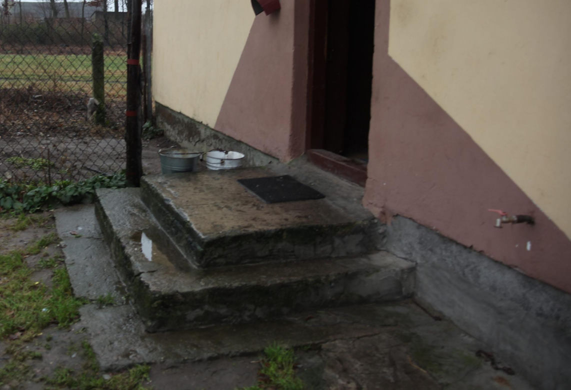 Wyciągnął z łóżka starszą sąsiadkę, skatował ją i przebił widłami