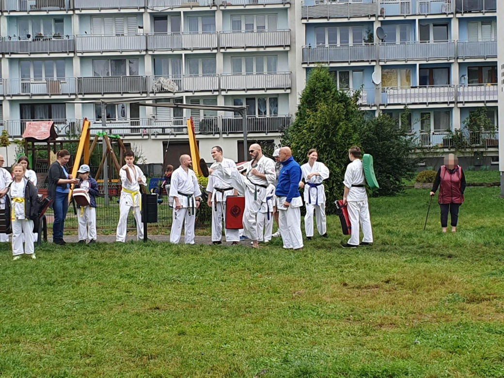 Ich rodzice spadli razem z balkonem. Kuba i Robert potrzebują pomocy 