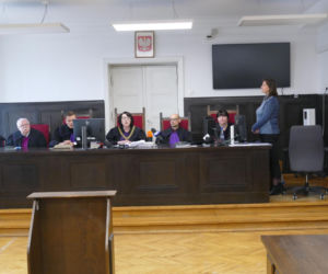 Wypchnął Olę z okna, bo nie chciała do niego wrócić. Drzewa uratowały jej życie