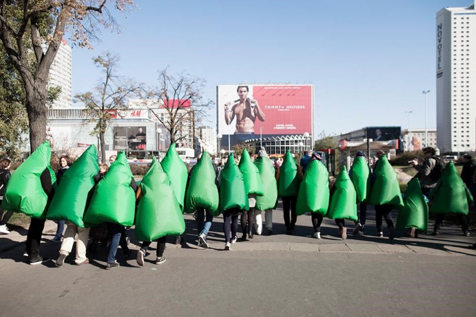 Precz z tujami i płotami – warszawiacy przeciw grodzeniu przestrzeni publicznej