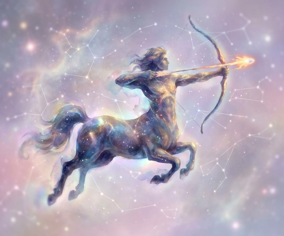 Centaur mierzący z łuku na tle gwiazdozbiorów. O horoskopie dziennym dla Strzelca przeczytasz na Eska.