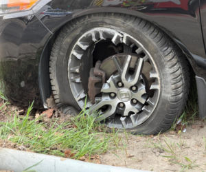 Zderzenie tramwaju z samochodem na Puławskiej, jedna osoba w szpitalu