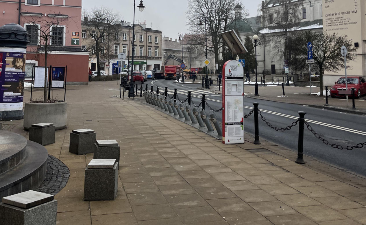 Lublin. Trwa wyburzanie kamienicy przy ul. Bernardyńskiej. Takich prac nie było tu od ponad 120 lat