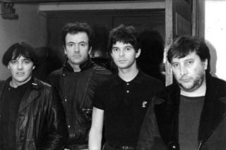 Zemsta The Stranglers na dziennikarzu. Francuski krytyk został przyklejony taśmą do wieży Eiffla