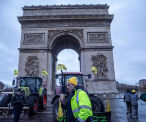 Traktory pod Wieżą Eiffla. Rolnicy blokują Paryż w proteście przeciw umowie UE–Mercosur