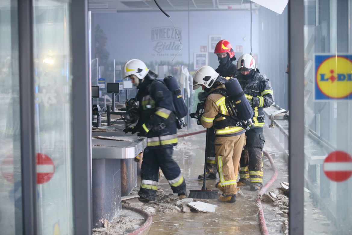 Pożar Lidla na Bielanach. 20 jednostek straży na miejscu.