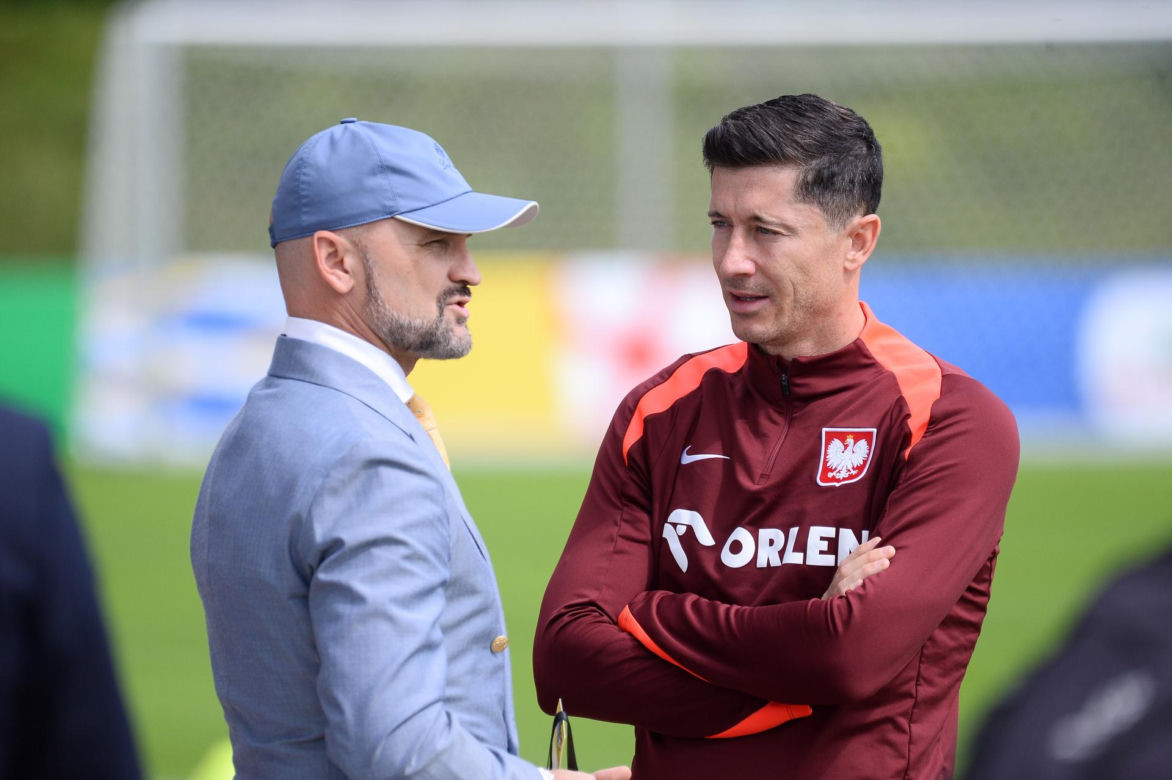 Robert Lewandowski przyłapany przed treningiem z korkami