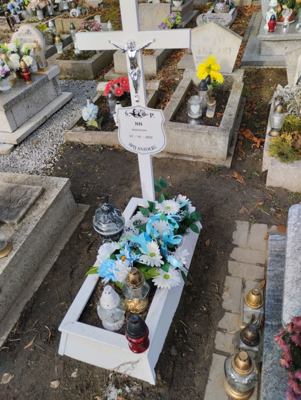 Grób dziecka znalezionego w sortowni śmieci w Zabrzu