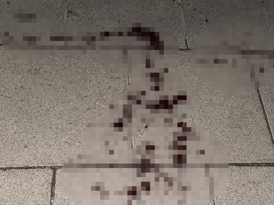 Krwawy atak nożownika w centrum Warszawy. Ofiara walczy o życie, sprawca na wolności