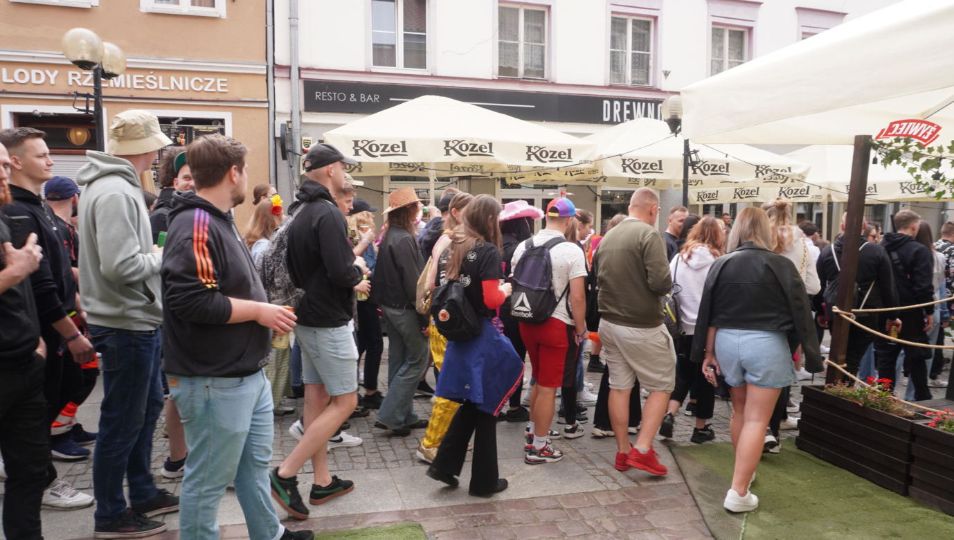 Kortowiada 2024. Parada Wydziałów przeszła ulicami miasta. Studenci tłumnie wzięli udział w imprezie