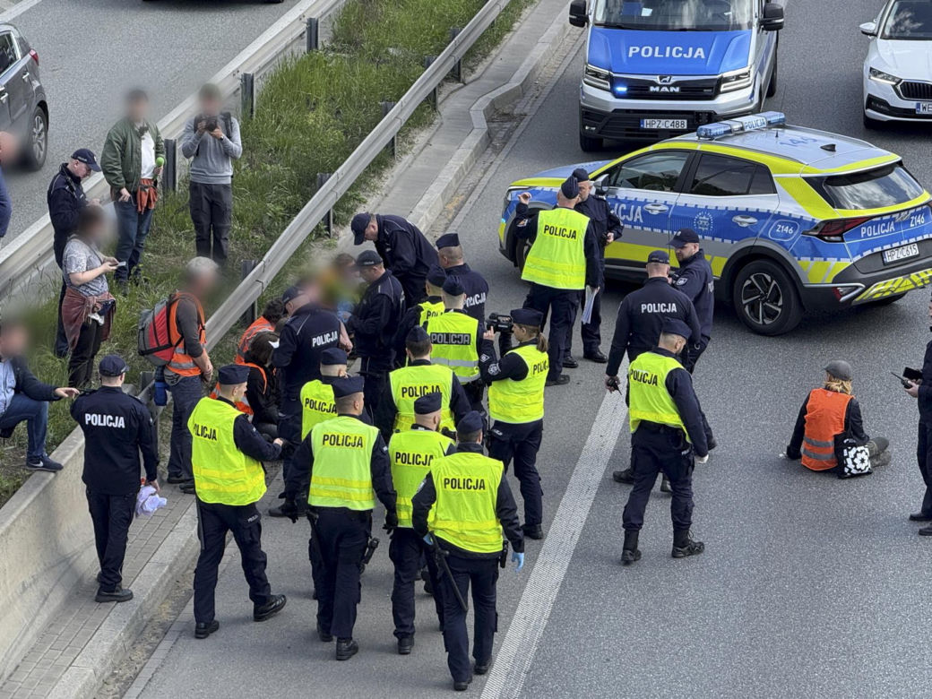 Ostatnie Pokolenie znowu to zrobiło! Przykleili się do asfaltu na trasie S8