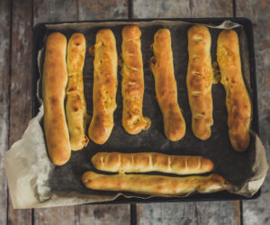 Najprostszy chlebek świata? Tych paluchów z pomidorami i rozmarynem nie trzeba nawet wyrabiać!