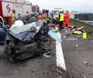 Koszmarny wypadek na S1 koło Żywca. Ciężarowka dosłownie zmiażdżyła samochód osobowy [ZDJĘCIA]