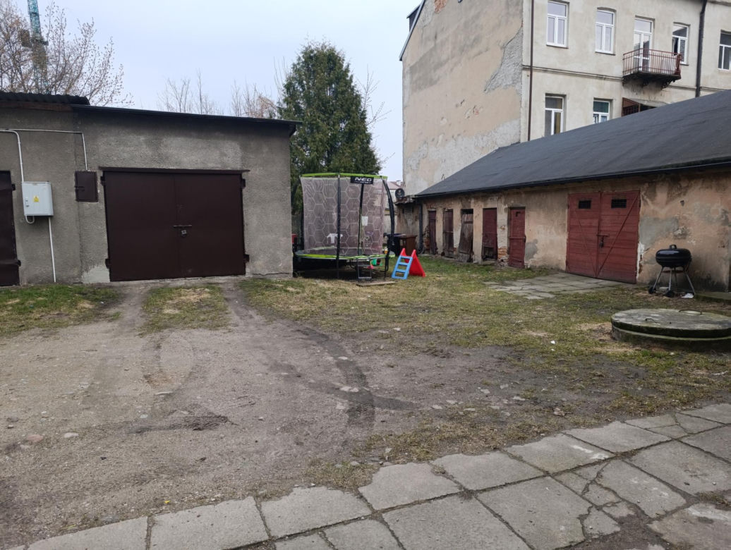 Haniebne malodwidło latami szpeciło bramę. Interwencja dziennikarza "Super Expressu"
