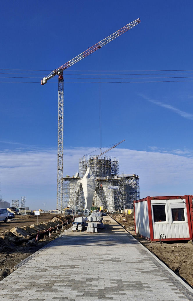 Budowa pomnika Matki Boskiej pod Kikołem daleko w polu. Na tablicy termin ukończenia, za dwa miesiące!