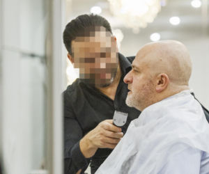 Paweł Kowal u fryzjera