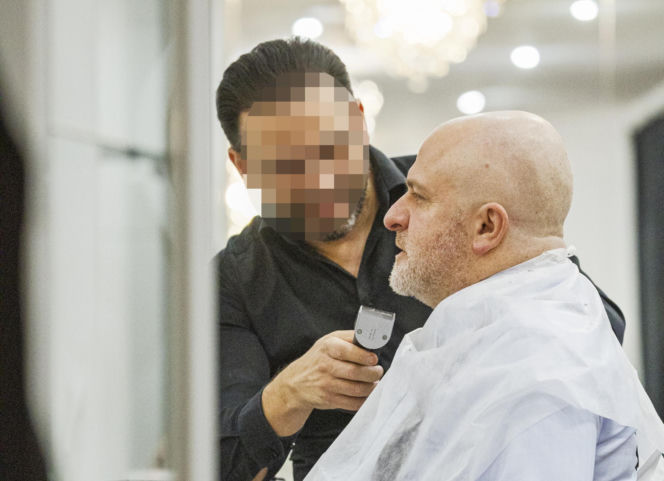 Paweł Kowal u fryzjera