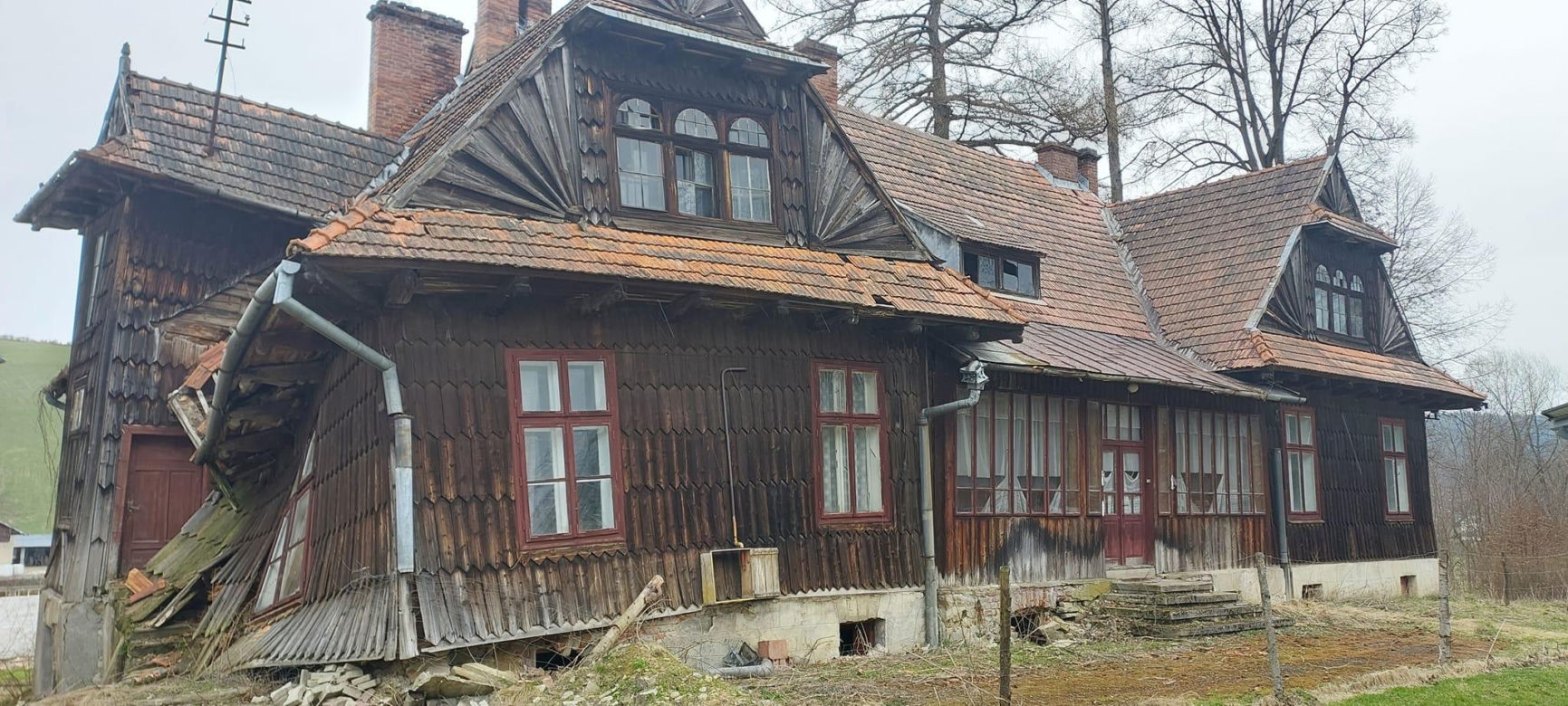 Zabytkowa drewniana plebania w Dydni popada w ruinę