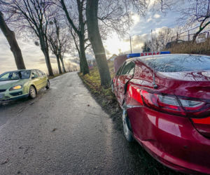 Zajączki. Strażacy nie dotarli na ważną uroczystość z powodu wypadku. Zderzyli się z kierującym ciągnikiem [ZDJĘCIA].
