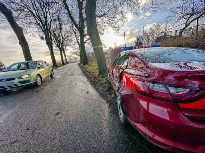 Zajączki. Strażacy nie dotarli na ważną uroczystość z powodu wypadku. Zderzyli się z kierującym ciągnikiem [ZDJĘCIA].