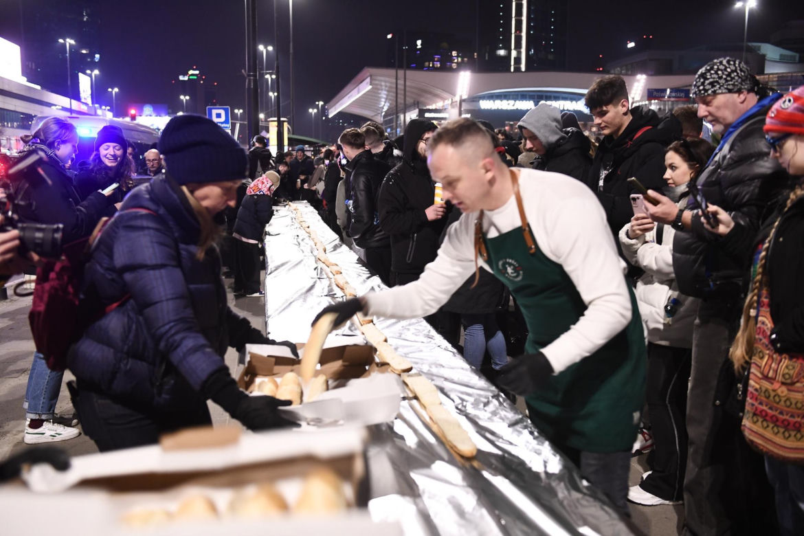 Akcja bicia rekordu Guinnessa pod barem Lussi. To najdłuższa zapiekanka na świecie!