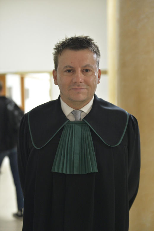 Karl zakpił ze wszystkich? Jego matka żyje? Szokująca teoria obrońcy Amerykanina!