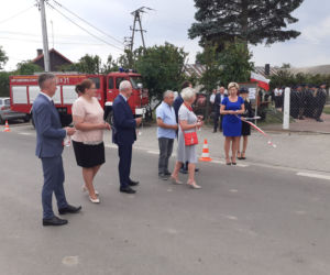 Dąbrówka Stany, gmina Skórzec: nowym wozem strażackim, po nowej drodze, do nowej szkoły