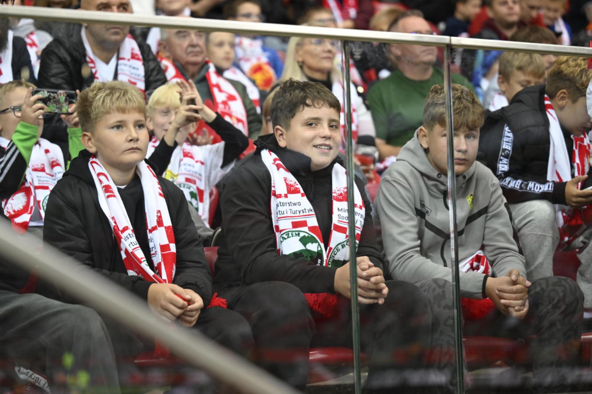 Anna Lewandowska z teściową i jej partnerem na meczu Polska - Bośnia