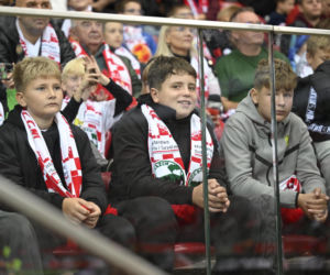 Anna Lewandowska z teściową i jej partnerem na meczu Polska - Bośnia