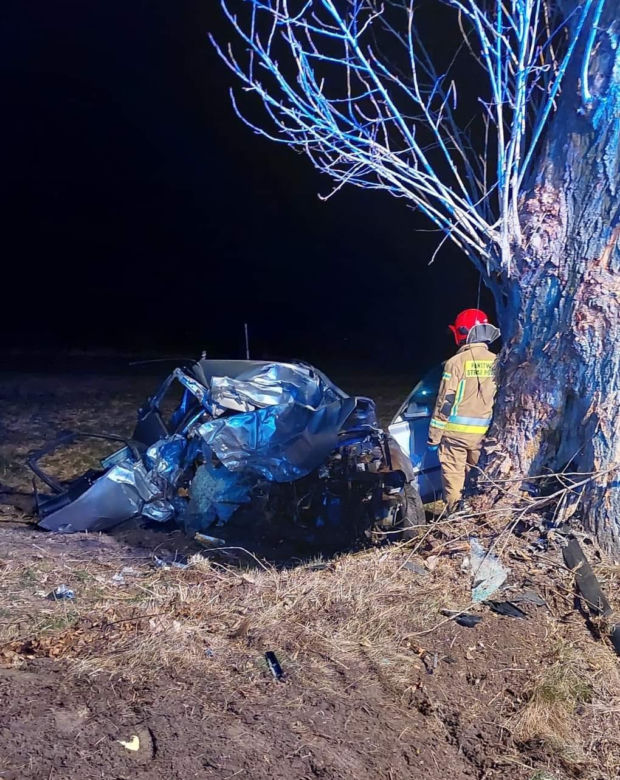 Mercedes uderzył w drzewo, aż wypadł silnik. Tragedia na drodze pod Lubinem