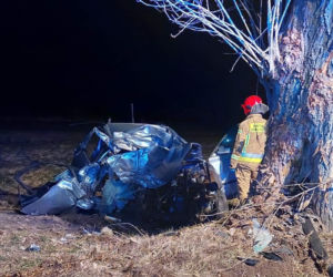 Mercedes uderzył w drzewo, aż wypadł silnik. Tragedia na drodze pod Lubinem