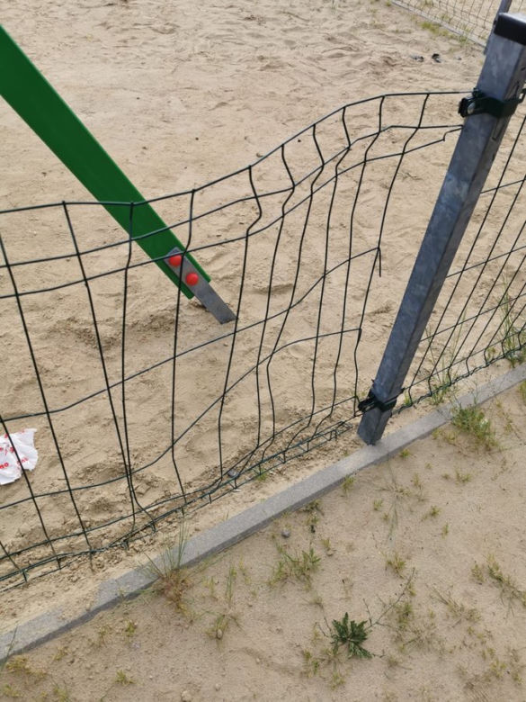 Grasowali po placach zabaw w Lesznie. Przy jednym zniszczyli ogrodzenie, na drugim huśtawkę