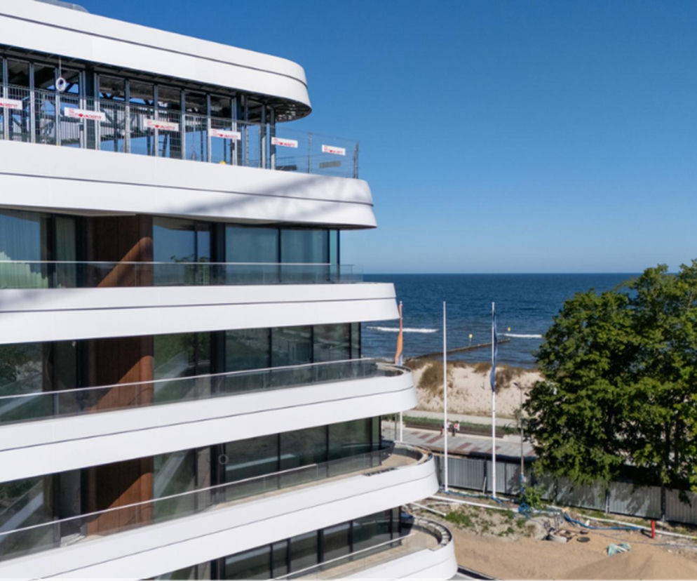 Nowoczesny biały budynek hotelu Mearl nad morzem. O postępach budowy w Kołobrzegu przeczytasz na Architektura.