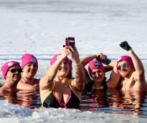 Różowe morsowanie idealne na pomaganie. Trzy Stawy opanowali amatorzy zimnych kąpieli