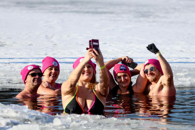 Różowe morsowanie idealne na pomaganie. Trzy Stawy opanowali amatorzy zimnych kąpieli