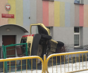 Tarnowskie Góry. Wjechała w budynek. Zatrzymała się na dachu