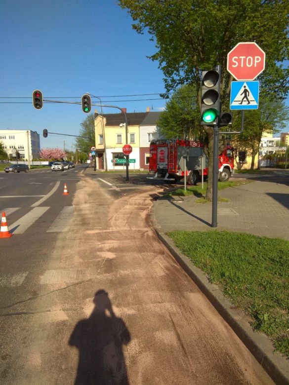 Bełchatów: Za cysterną ciągnęła się OGROMNA plama oleju! Zanieczyszczenie ulic w centrum! [FOTO]  
