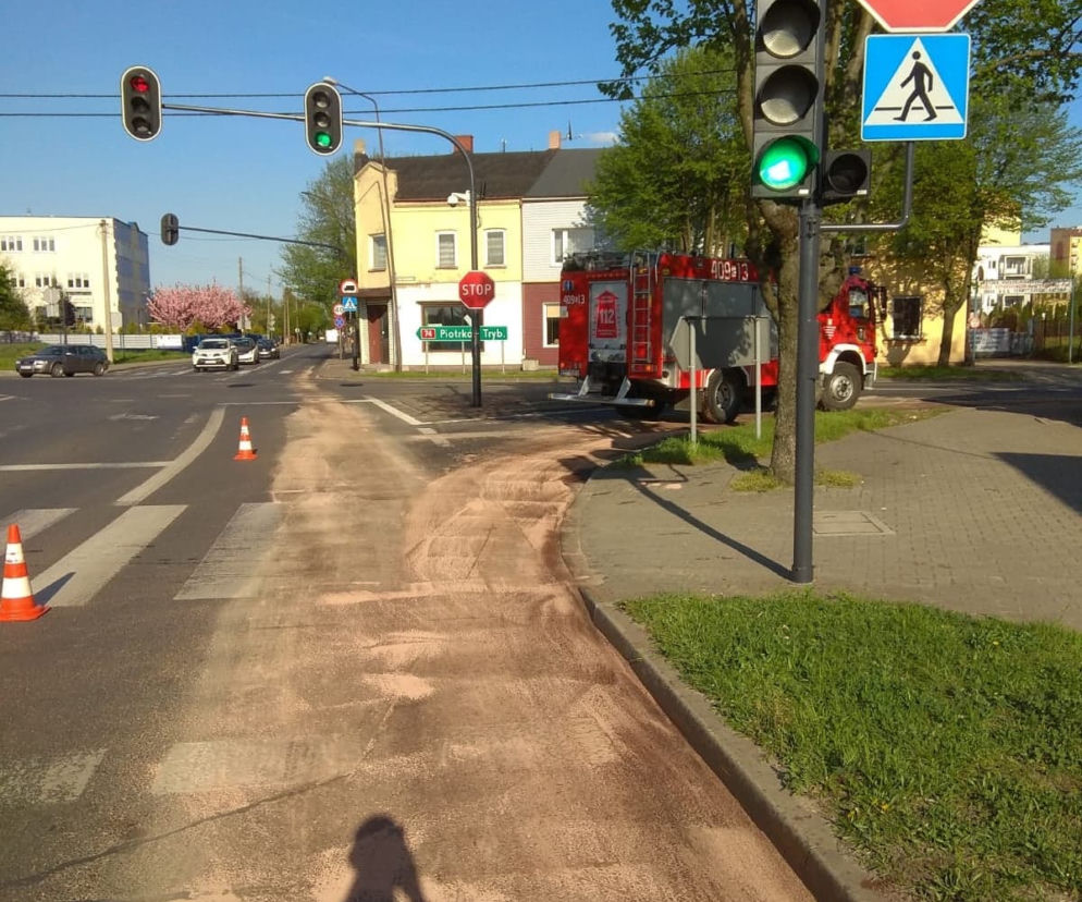 Bełchatów: Za cysterną ciągnęła się OGROMNA plama oleju! Zanieczyszczenie ulic w centrum! [FOTO]  