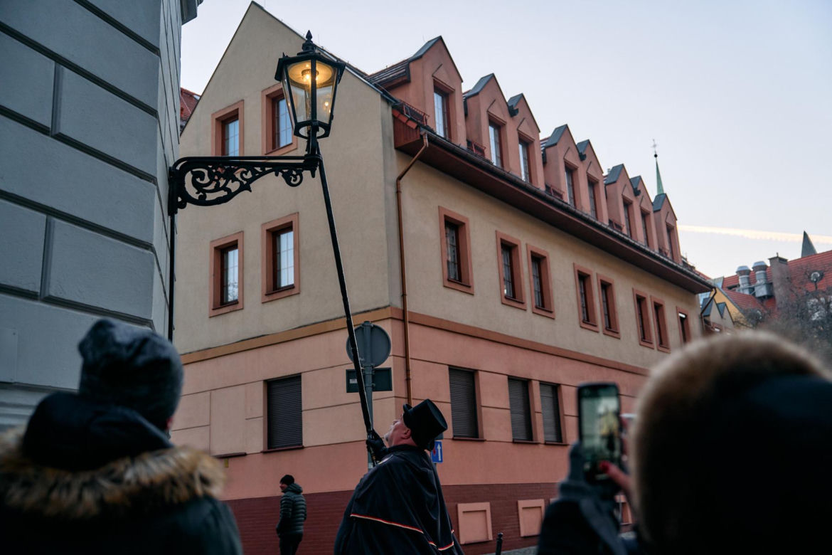 Wrocławski latarnik zapala 99 lamp gazowych