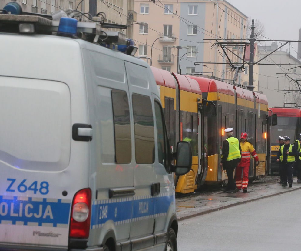 Osobówka zderzyła się w tramwajem