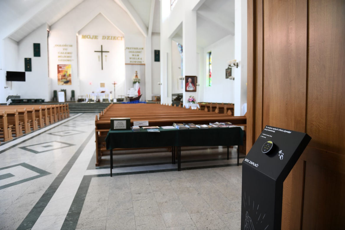 W kościele w Sobieszewie stanął pierwszy w Polsce datkomat