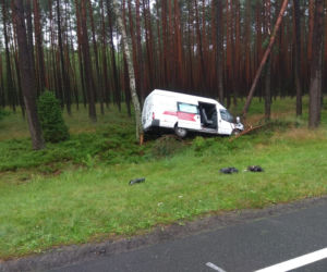 Gutowiec. Chciał uniknąć zderzenia z ciężarówką i rozbił się o drzewo! Cztery osoby ranne w wypadku na DK nr 22 [ZDJĘCIA]