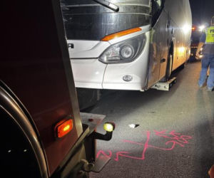 Autobus z pielgrzymami zderzył się z owcą, a gdy zatrzymał się na drodze, w jego tył uderzyła nadjeżdżająca ciężarówka