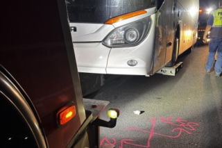 Autobus z pielgrzymami zderzył się z owcą, a gdy zatrzymał się na drodze, w jego tył uderzyła nadjeżdżająca ciężarówka