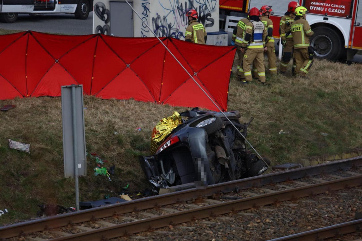 Tragedia na torach! Dwie ofiary śmiertelne po zderzeniu pociągu z autem