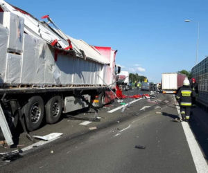 Zderzenie ciężarówek na S8. Kierowca zakleszczony w kabinie