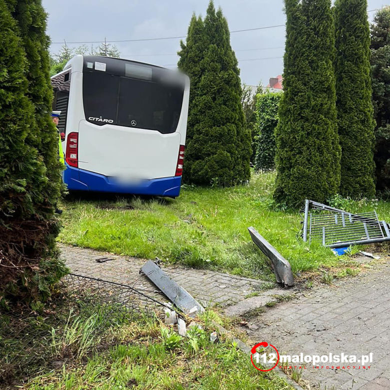 Wola Zachariaszowska. Kierowca autobusu wypadł z jezdni i uderzył w ogrodzenie. Wiózł 12 osób