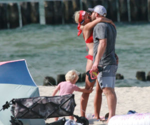 Borys Szyc całuje się na plaży