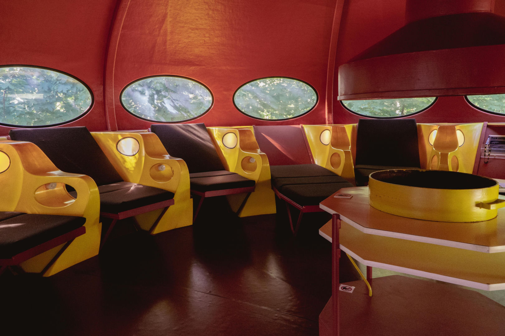 Futuro House - zdjęcia fińskiego domku letniskowego w kształcie UFO w WeeGee Exhibition Centre