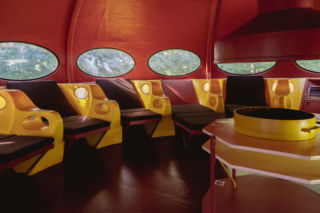 Futuro House - zdjęcia fińskiego domku letniskowego w kształcie UFO w WeeGee Exhibition Centre